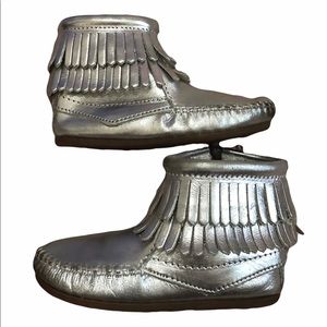 Minnetonka Girls Aria Silver Booties Size 10
